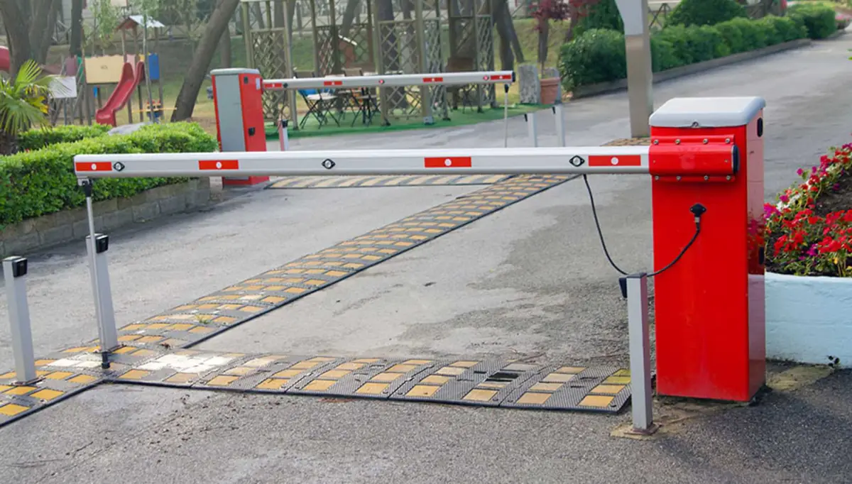 Cancela automática e catraca para controle de tráfego de veículos