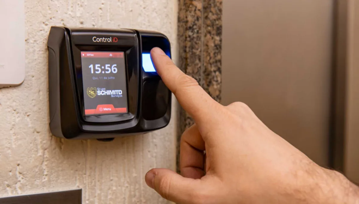 Leitor de controle de acesso biométrico e cartão RFID em porta de entrada